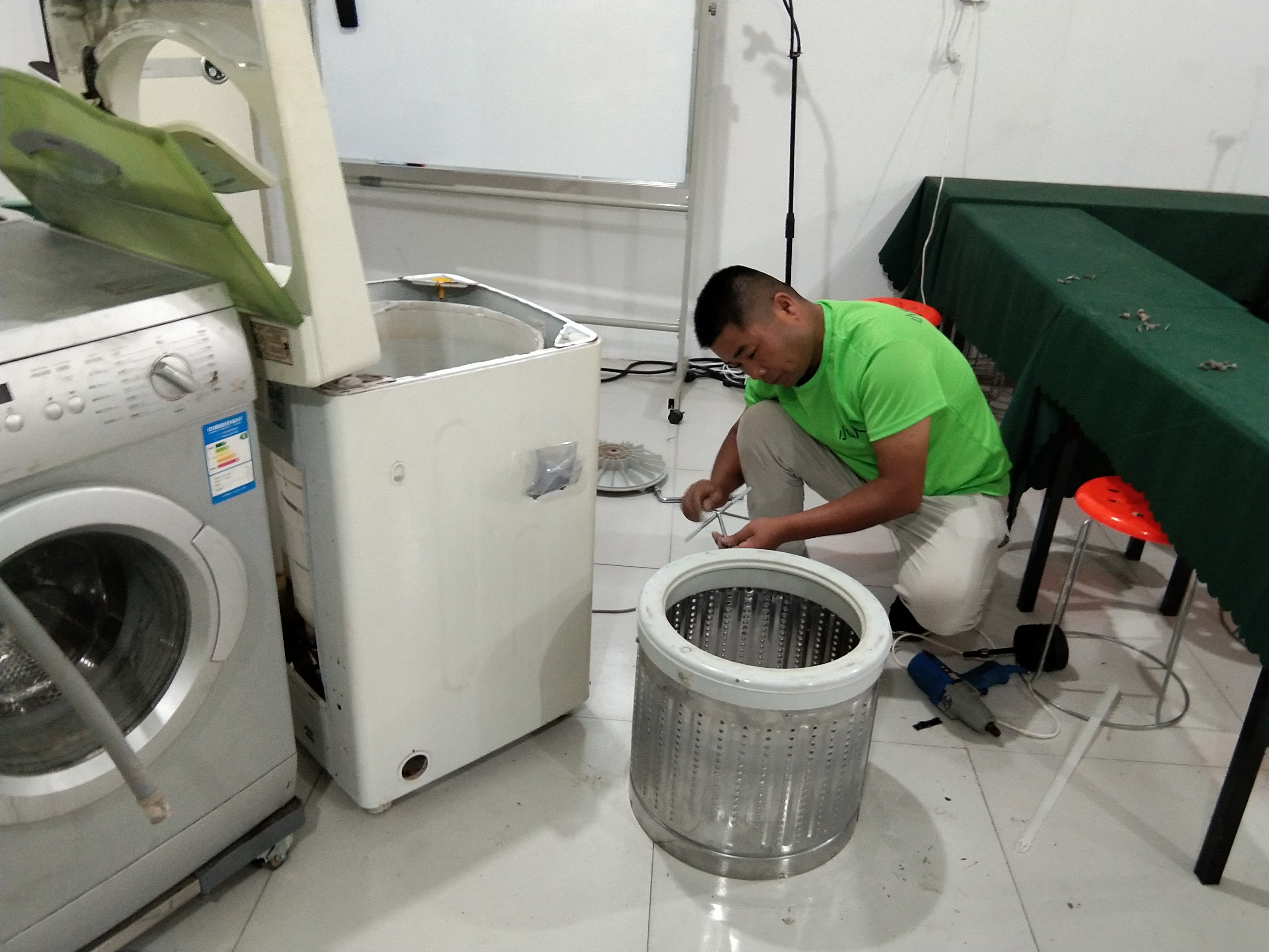 山西波輪洗衣機(jī)學(xué)員專業(yè)操作指南 家電清洗小綠人與汽車零配件